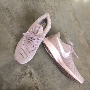 Women Nike zoom pegasus 35 running shoe. Size 8. light pink